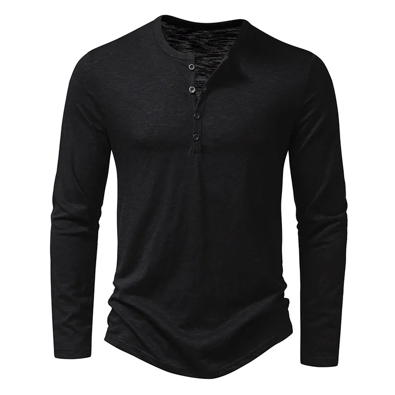 Schwarzes Langarm-Henley von vorn mit Knopfleiste am Rundhalsausschnitt. 16