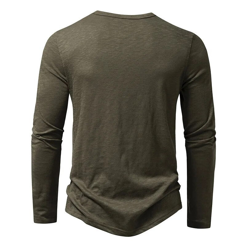 Rückansicht des olivgrünen Langarmshirts mit glatter Rückenpartie und feiner Flammgarn-Struktur. 6