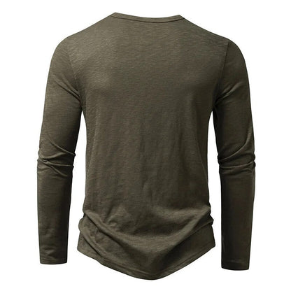 Rückansicht des olivgrünen Langarmshirts mit glatter Rückenpartie und feiner Flammgarn-Struktur. 6