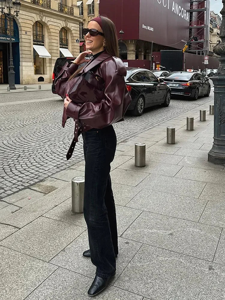Herbstliche Damen Lederjacke in Kirschrot mit Reverskragen – Livana