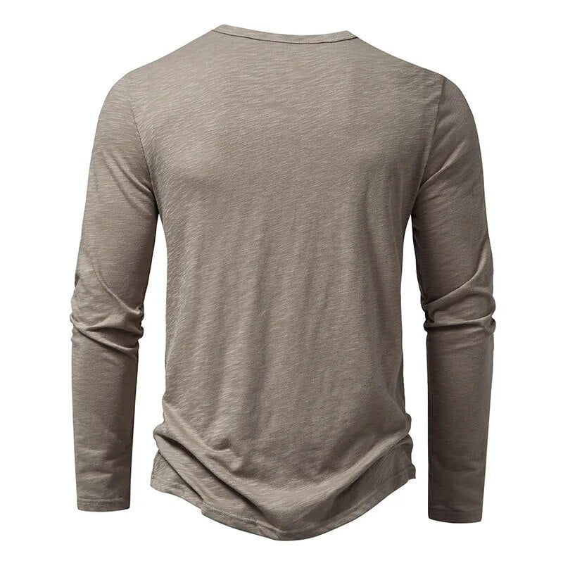 Rückseite des taupefarbenen Langarm-Henleys mit schlichtem Rundhalsausschnitt und leicht gerundetem Saum. 3