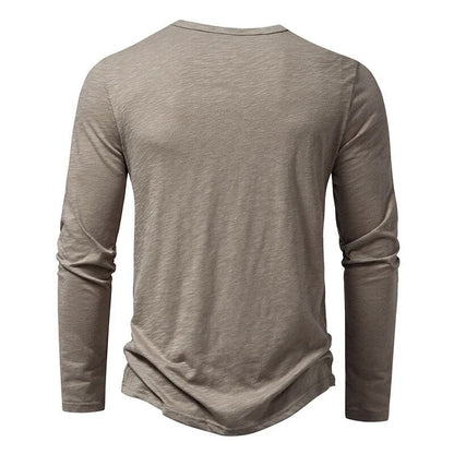 Rückseite des taupefarbenen Langarm-Henleys mit schlichtem Rundhalsausschnitt und leicht gerundetem Saum. 3