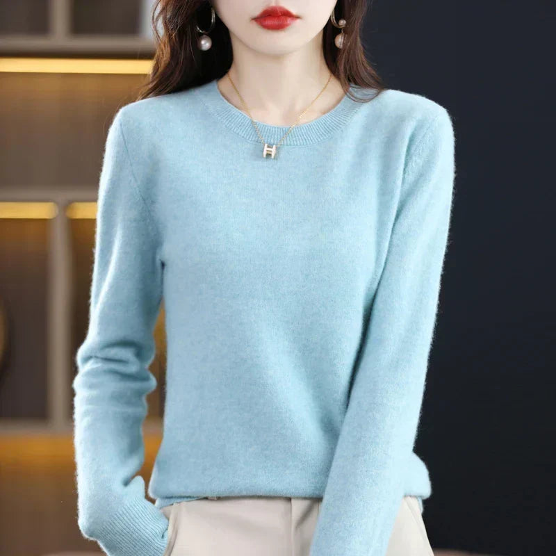 Hellblauer Pullover an einer Frau, Hand in der Hosentasche, lockerer Look mit heller Hose 11