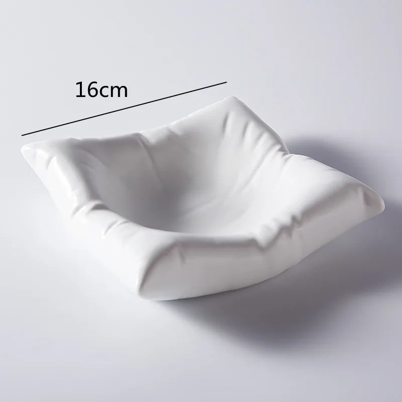 Leere weiße keramische Servierschüssel in Wolkenform, Detail mit 16 cm