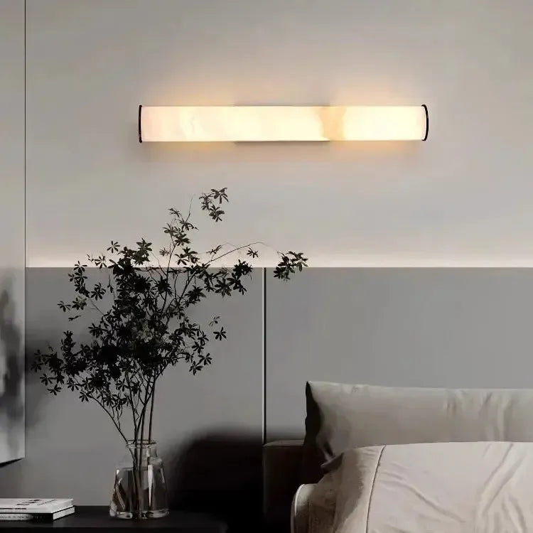 Horizontal montierte Marmorleuchte an einer zweifarbigen Wand über einem Bett