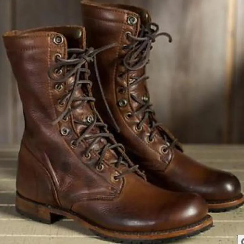 Seitenansicht der braunen Lederstiefel mit Metallösen, Schnürung und robuster Sohle.
