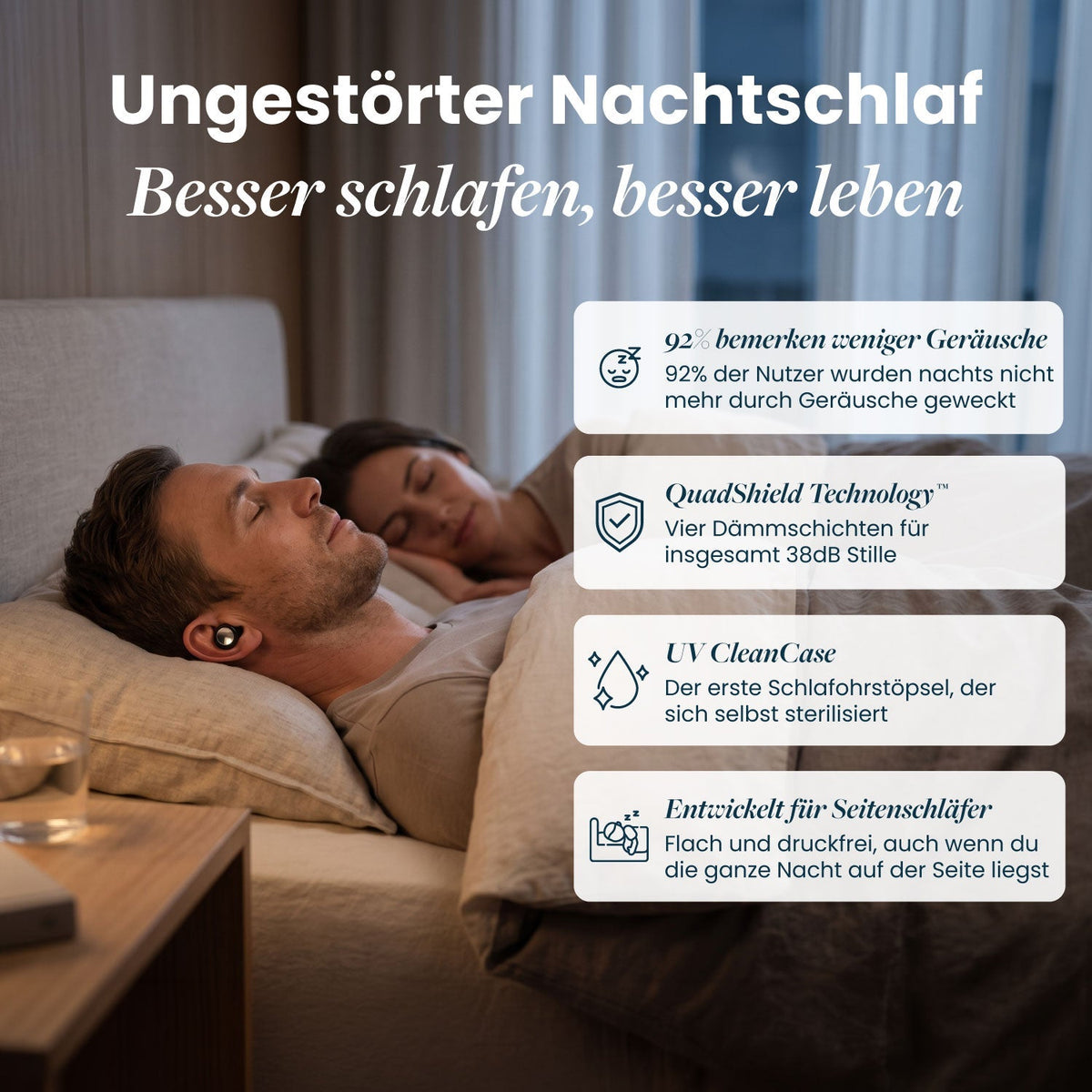 Deutsche Version: Paar schläft im Bett, der Mann trägt einen Ohrstöpsel; vier Infokästen nennen Vorteile für ungestörten Nachtschlaf. 10