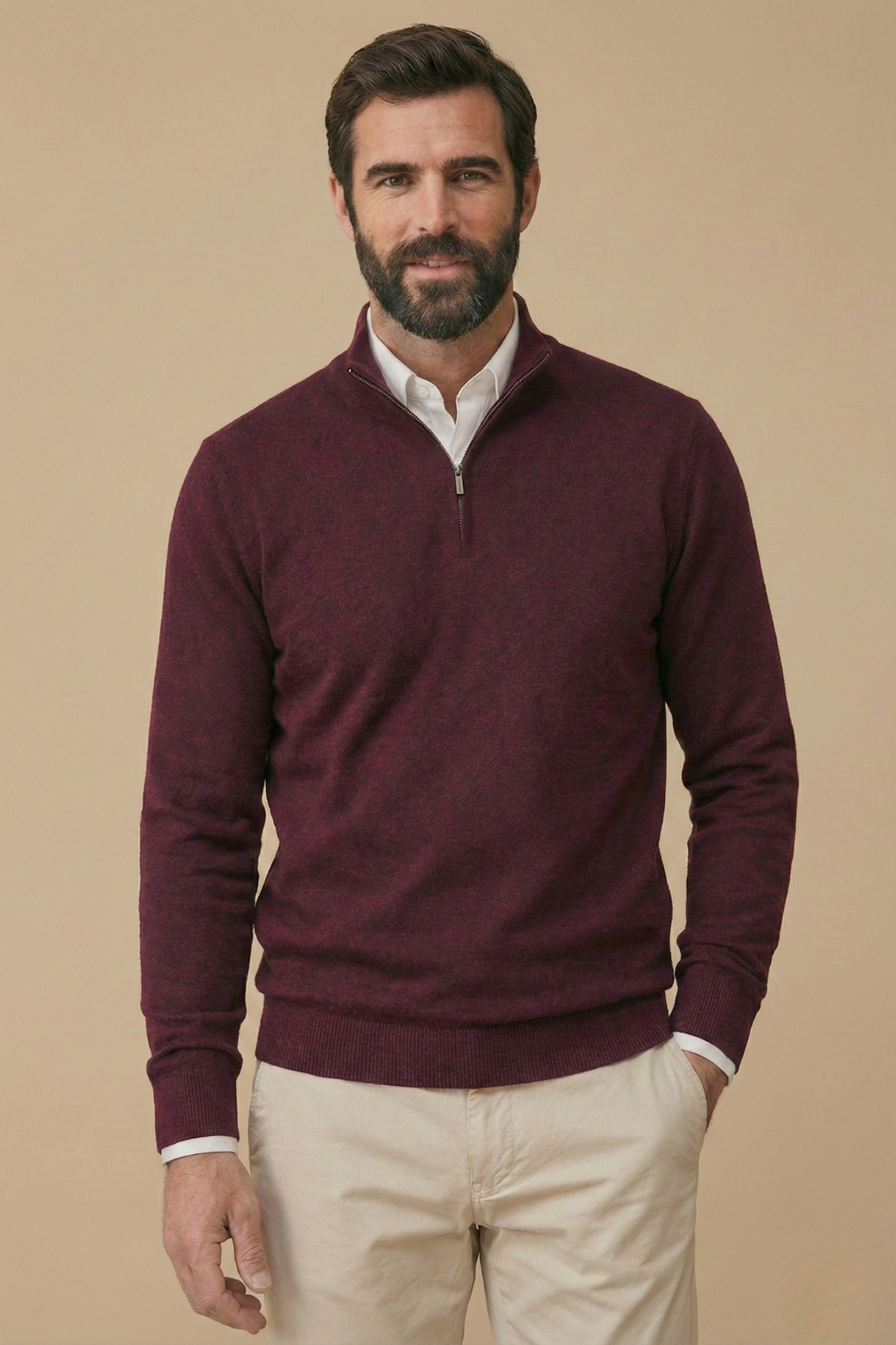 Lächelndes Model im weinroten, melierten Strickpullover mit Stehkragen über weißem Hemd, Hand in der Hosentasche 4