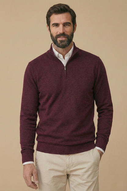 Lächelndes Model im weinroten, melierten Strickpullover mit Stehkragen über weißem Hemd, Hand in der Hosentasche 4
