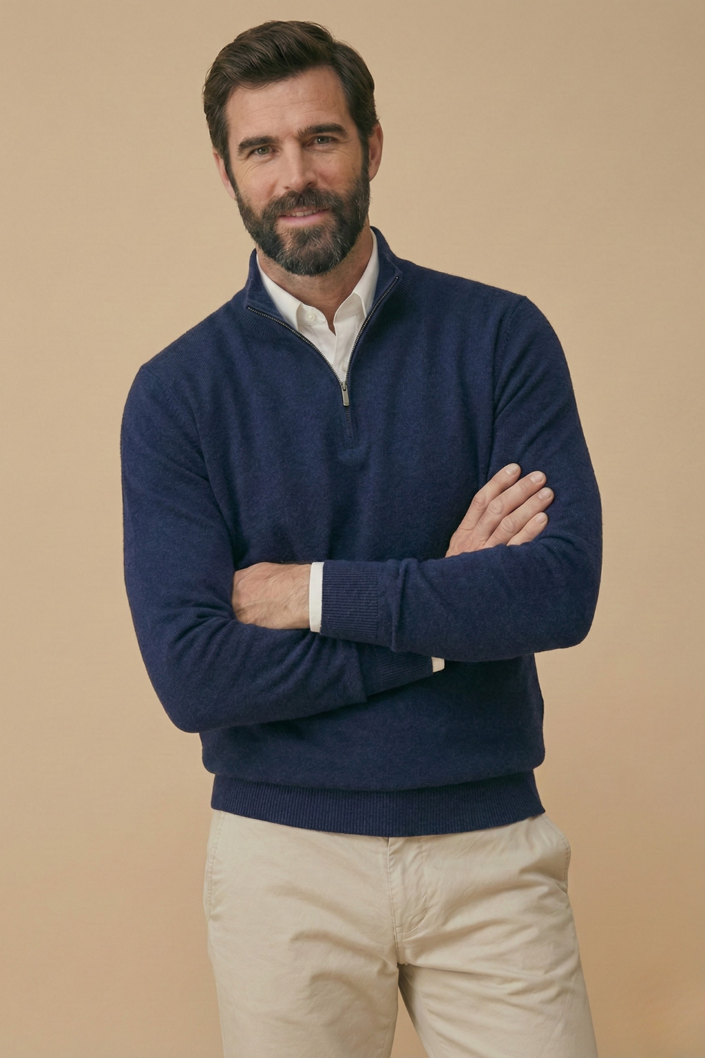 Model mit verschränkten Armen im marineblauen Strickpullover mit Reißverschlusskragen, weißes Hemd und beige Hose 5