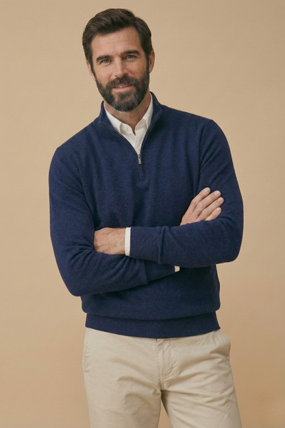 Model mit verschränkten Armen im marineblauen Strickpullover mit Reißverschlusskragen, weißes Hemd und beige Hose 5