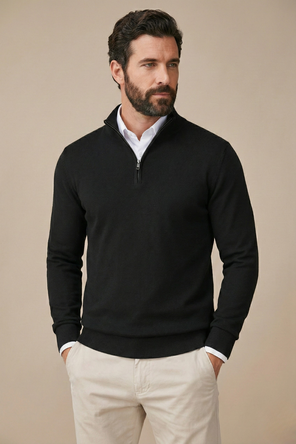 Model trägt den schwarzen Pullover mit Reißverschluss am Stehkragen zu weißem Hemd und beigen Hosen, Vorderansicht 1