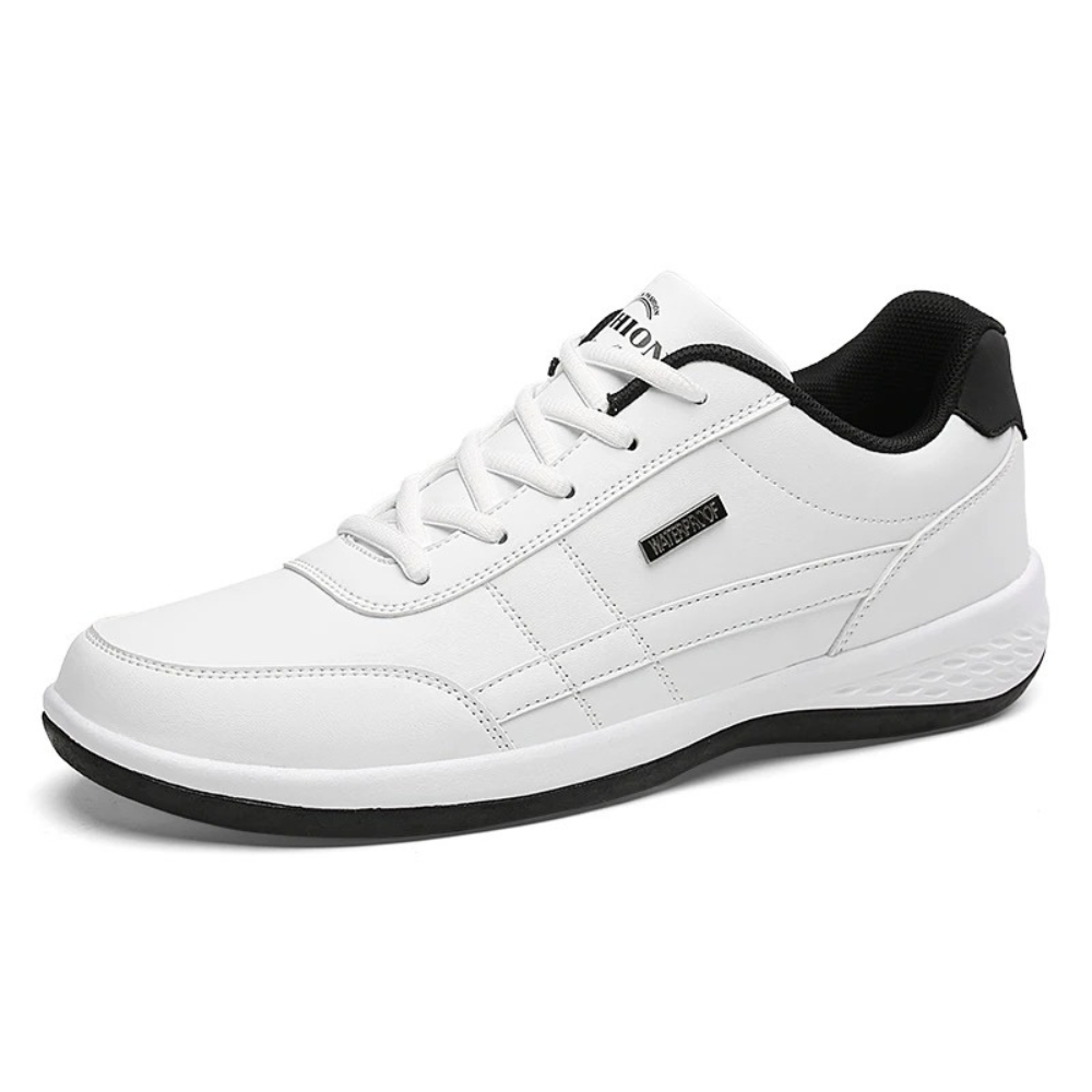 Schwarzer Ledersneaker mit schwarzem Fersenbereich und schwarzer Sohle, Schrägansicht auf weißem Hintergrund.