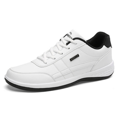 Schwarzer Ledersneaker mit schwarzem Fersenbereich und schwarzer Sohle, Schrägansicht auf weißem Hintergrund.