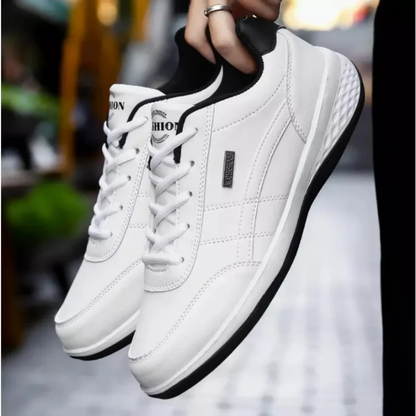 Schwarze Ledersneaker mit schwarzem Innenschaft und Ziernähten, von einer Hand hochgehalten.