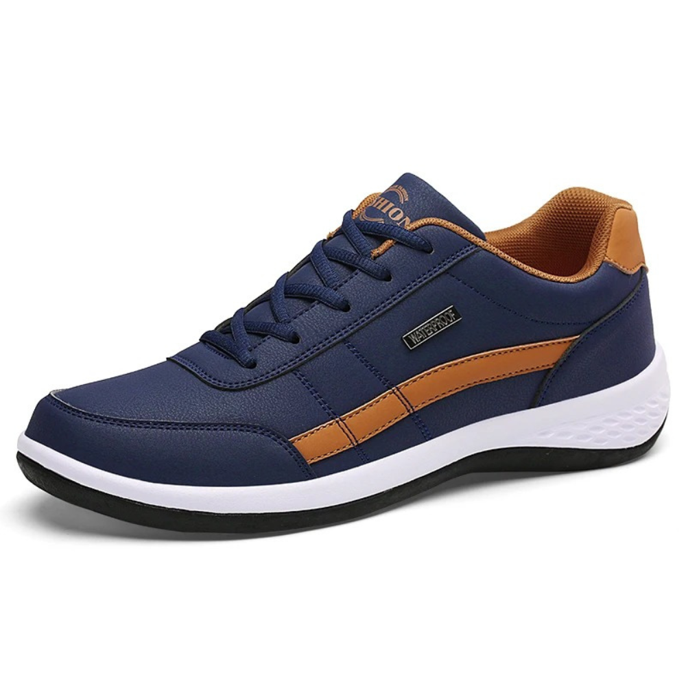 Dunkelblaue Ledersneaker mit orangebraunem Seitenpaneel und Fersenkappe, weißer Sohle.