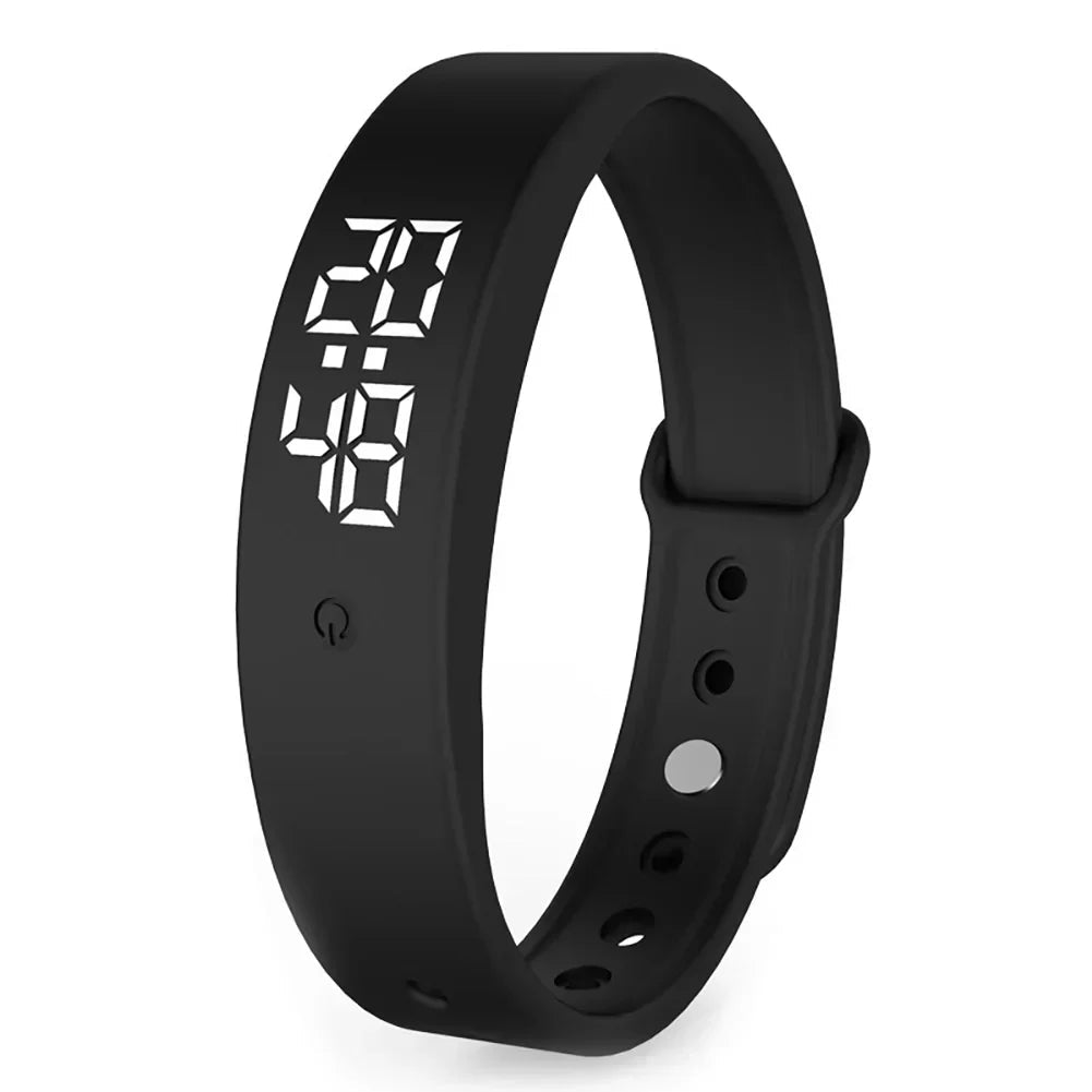 Schwarze Smartwatch mit schwarzem Silikonarmband, LED-Anzeige und Touch-Taste, schräg von vorne