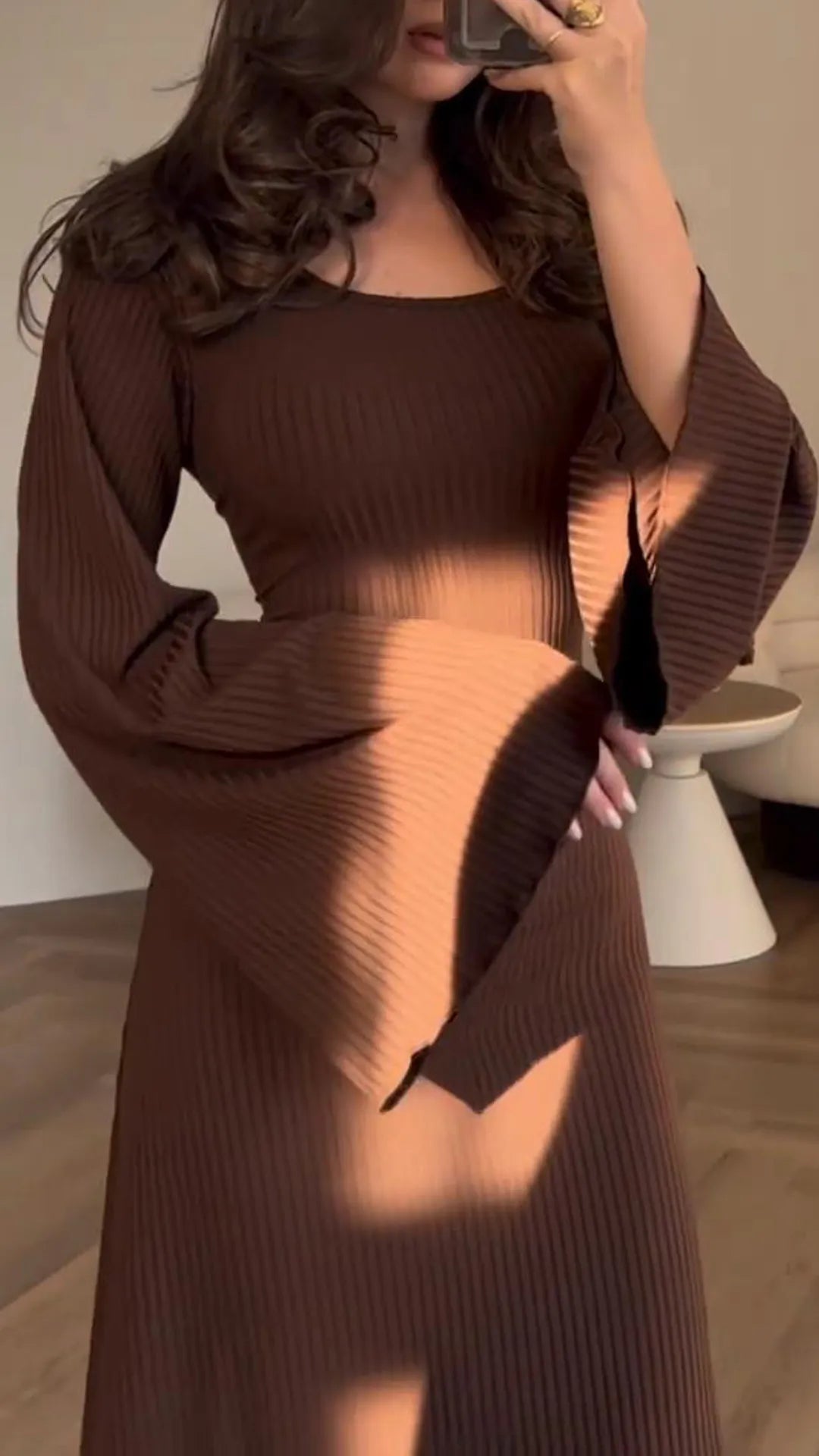Elegantes Bodycon-Maxikleid mit Schnürung – Herbstzauber Valencia
