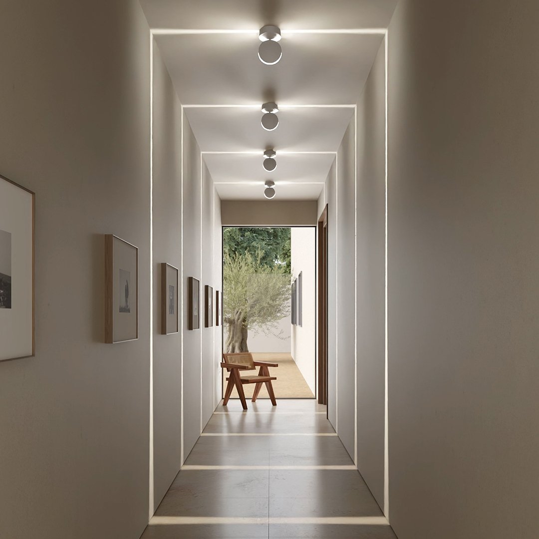 weiße LED-Wandleuchte in einem Flur mit quadratischem Lichtmuster