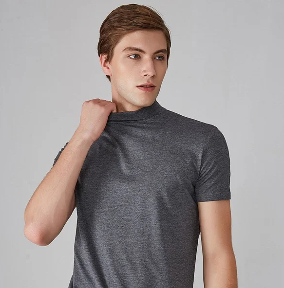 Grau meliertes Kurzarmshirt mit Stehkragen, getragen von einem Model, Detail am Kragen vor grauem Hintergrund.