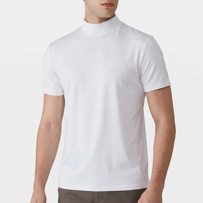 Weißes Kurzarmshirt mit Stehkragen und sichtbaren Nähten, an einem Model vor hellem Hintergrund, Frontansicht ab Kinn, kombiniert mit brauner Hose. 6