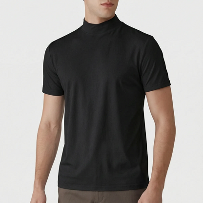 Schwarzes Kurzarmshirt mit Stehkragen, getragen von einem Model zu brauner Hose, Frontansicht vor hellem Hintergrund. 7