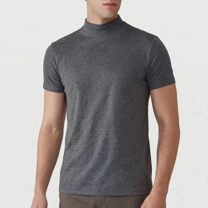 Grau meliertes Kurzarmshirt mit Stehkragen, getragen von einem Model zu brauner Hose, Frontansicht vor hellem Hintergrund. 8