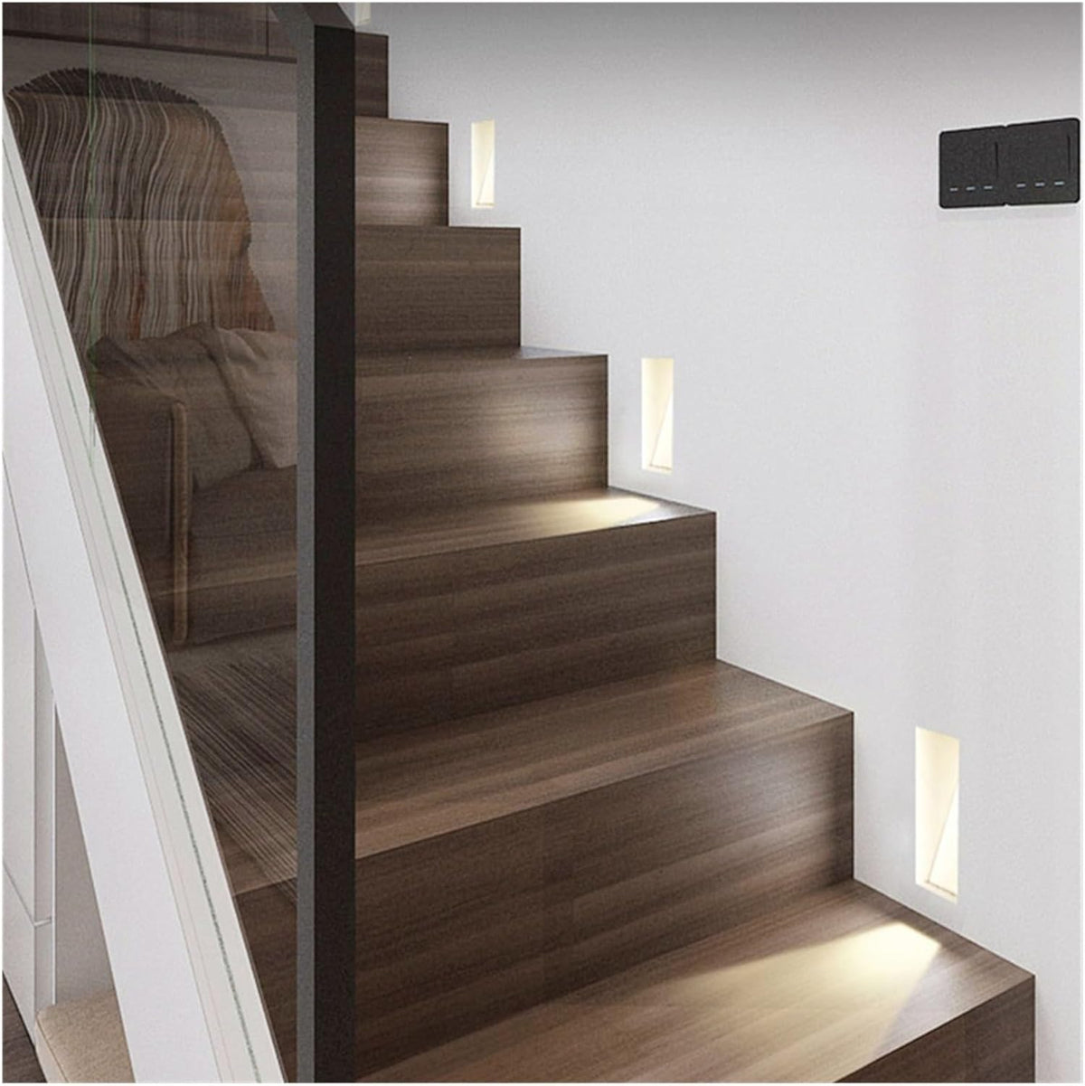 Beleuchtete Treppe mit dunklen Holzstufen, Wandleuchten leuchten die Stufen aus, rechts ein Schalter an der Wand 9