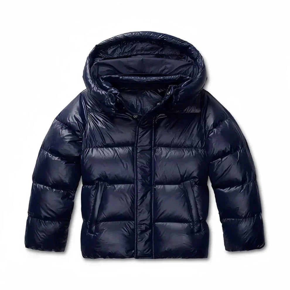 Freisteller der marineblauen glänzenden Steppjacke von vorn, geschlossen, mit aufgesetzter Kapuze und Seitentaschen 5
