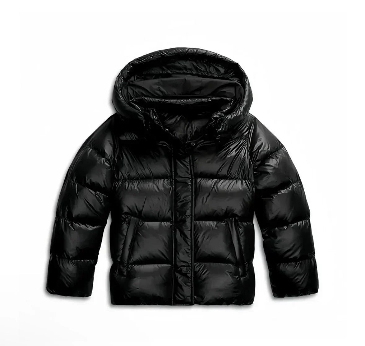 Freisteller der schwarzen glänzenden Steppjacke von vorn, geschlossen, mit Kapuze und Seitentaschen 7