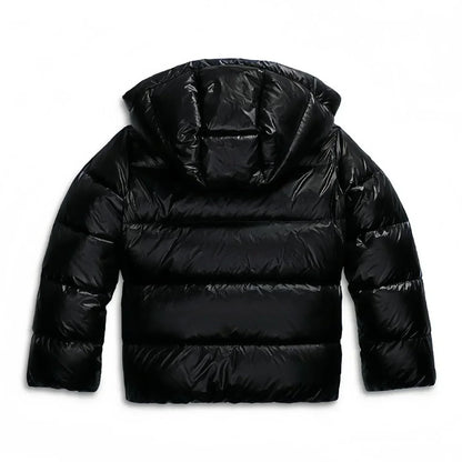 Freisteller der schwarzen Steppjacke von hinten mit Kapuze und waagerecht gesteppten Kammern 8