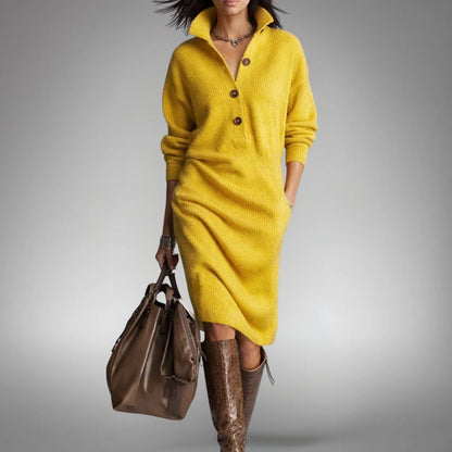 Gelbes Strickkleid mit Kragen und Knopfleiste, Vorderansicht, getragen mit brauner Tasche und Kroko-Stiefeln 10