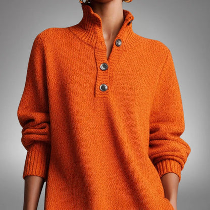 Nahaufnahme von Stehkragen und Knopfleiste des orangefarbenen Strickkleids mit gerippten Ärmelbündchen 2
