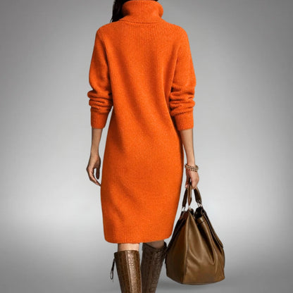 Orangefarbenes Strickkleid von hinten, mit hohem Rollkragen und Ärmeln mit Rippbündchen, dazu braune Lederstiefel und Tasche 3