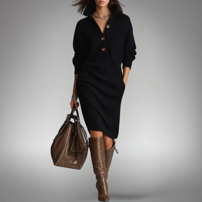 Schwarzes Strickkleid mit drei Knöpfen und Kragen, Vorderansicht mit brauner Tasche und hohen Stiefeln 8