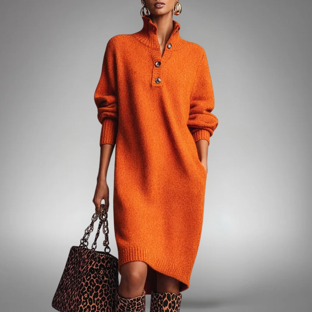 Orangefarbenes Strickkleid mit Stehkragen und Knöpfen, getragen mit Leopardenmuster-Tasche und Stiefeln, Vorderansicht 1