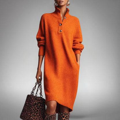 Orangefarbenes Strickkleid mit Stehkragen und Knöpfen, getragen mit Leopardenmuster-Tasche und Stiefeln, Vorderansicht 1