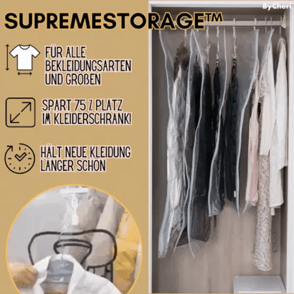 Transparente hängende Vakuum-Aufbewahrungsbeutel im Kleiderschrank mit Kleidung