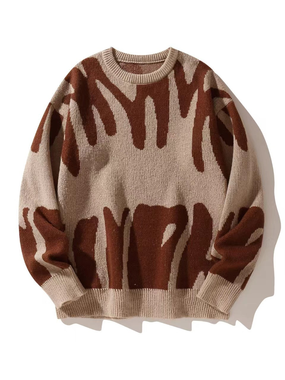 Strickpullover mit abstraktem Muster in Braun auf beigem Grund, Vorderansicht flach ausgelegt 5