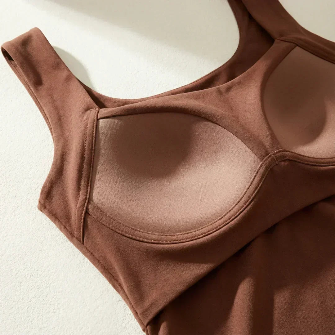 Nahaufnahme der Innenseite des braunen Tanktops mit eingenähter Brustpolsterung, Nähten und breitem Träger. 7