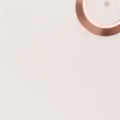 Detail einer kupferfarbenen Tischlampe vor hellem Hintergrund