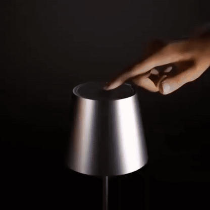 Detail einer silbernen Tischlampe, oben per Touch berührt
