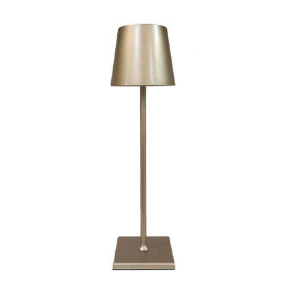 Goldfarbene Tischlampe mit konischem Schirm und quadratischem Fuß vor weißem Hintergrund