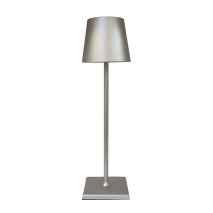 Silberfarbene Tischlampe mit konischem Schirm und quadratischem Fuß vor weißem Hintergrund