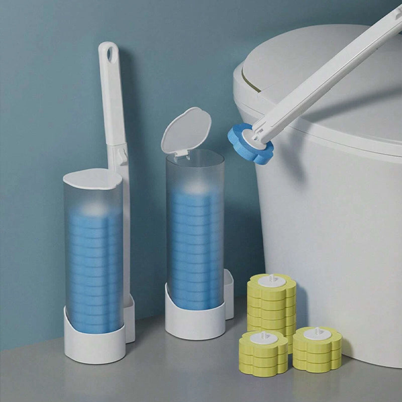 Einweg-Toilettenbürste mit blauen Aufsätzen vor blauer Wand neben einer Toilette