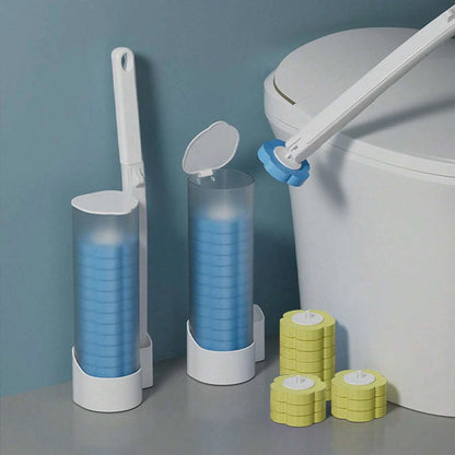 Einweg-Toilettenbürste mit blauen Aufsätzen vor blauer Wand neben einer Toilette