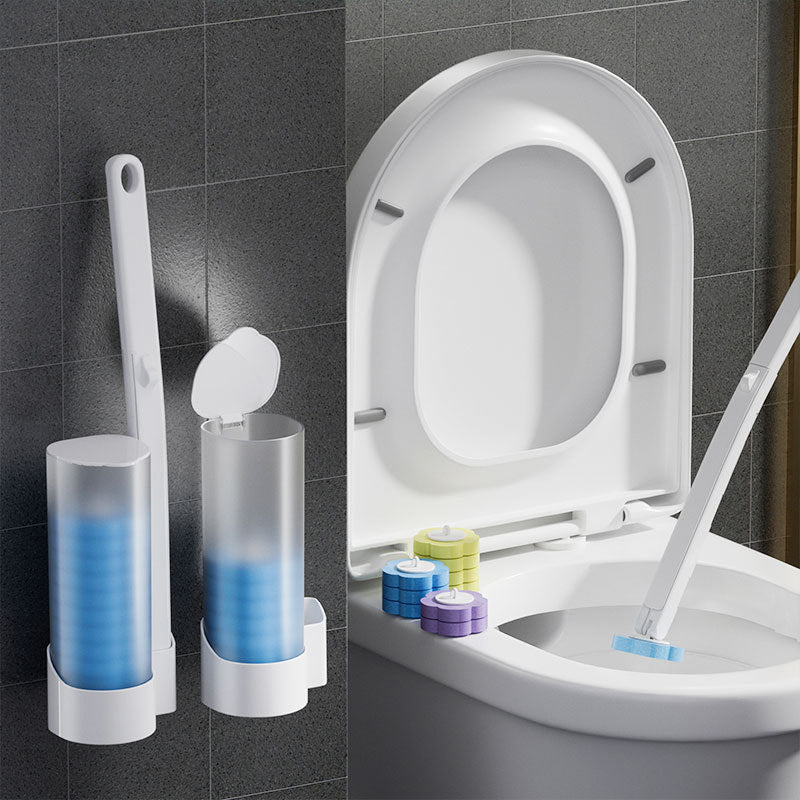 Einweg-Toilettenbürste mit blauen Schwammaufsätzen neben einer Toilette, mit Stiel und Ersatzaufsätzen