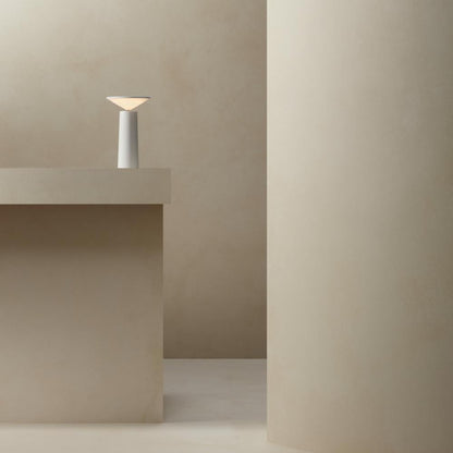 Moderne weiße Tischlampe auf minimalistischem beigem Hintergrund, elegantes Design.