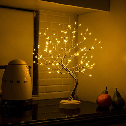 Lichterbaum auf einer dunklen Küchenablage vor weißen Fliesen, daneben ein Wasserkocher und Früchte 5