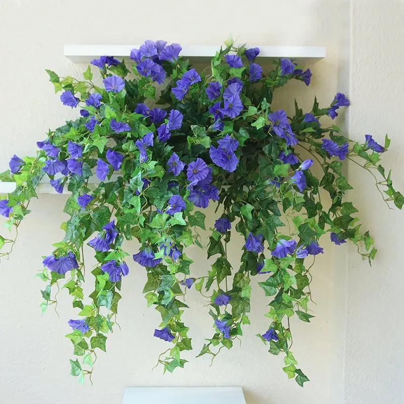 Künstlicher Prunkwindenstängel in Violett-Blau an einem weißen Wandregal, weitere Ansicht.